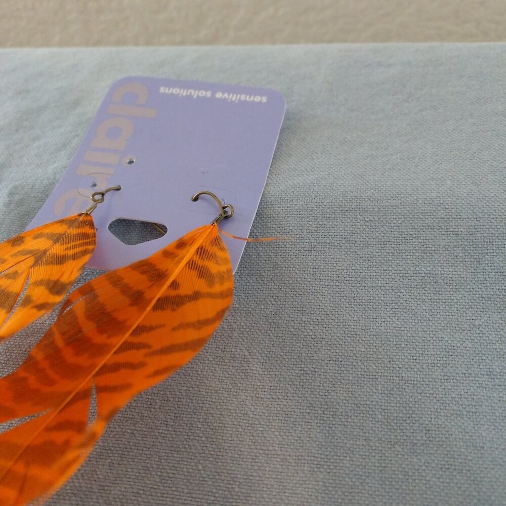 CLAIRE'S TIGER STRIPE FEATHERED DANGLE EARRINGS ORANGE BLACK NEW Y2K - Picture 3 of 6